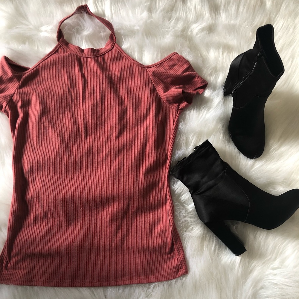 Mauve off the shoulder top with choker 💗